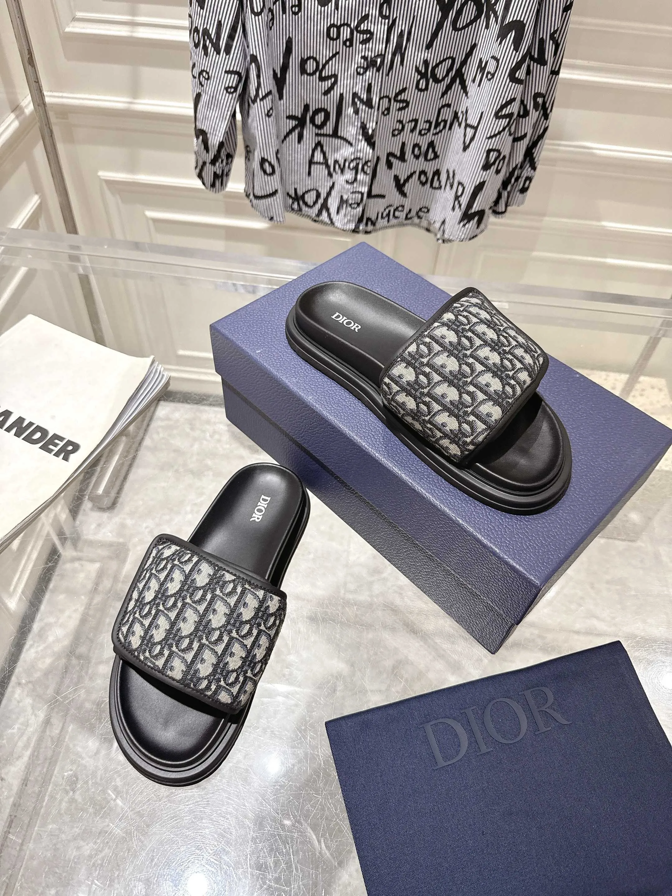 👟👟Ex-factory price 420👟👟 #Men's top version 𝐃𝐈𝐎𝐑# Dior's new men's summer slippers 🔥Purchase the original development Alias ​​sandals are new products in 2024. They are a leisurely and exquisite work. The upper is made of imported denim ➕ calfskin 🔥 Original molded rubber outsole provides the best comfort 🔥 ✔️Size: #38-46